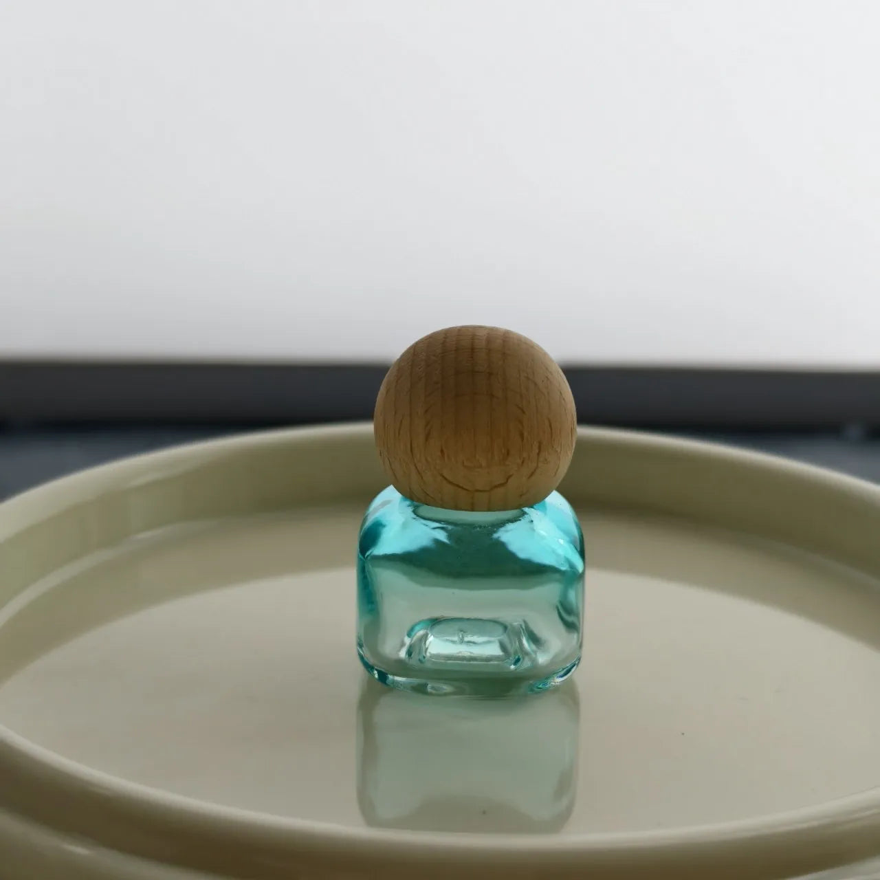 Essential Oil Glass Bottle Reusable Refillable Liquid Container Travel Size Roller Bottle Colorful Perfume Roller Ball Bottle