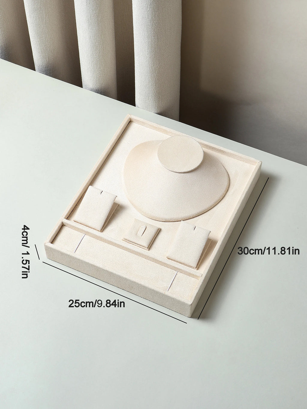 A high-end texture jewelry tray with partitioned storage for jewelry necklaces, earrings, and exquisite display in a home jewelr