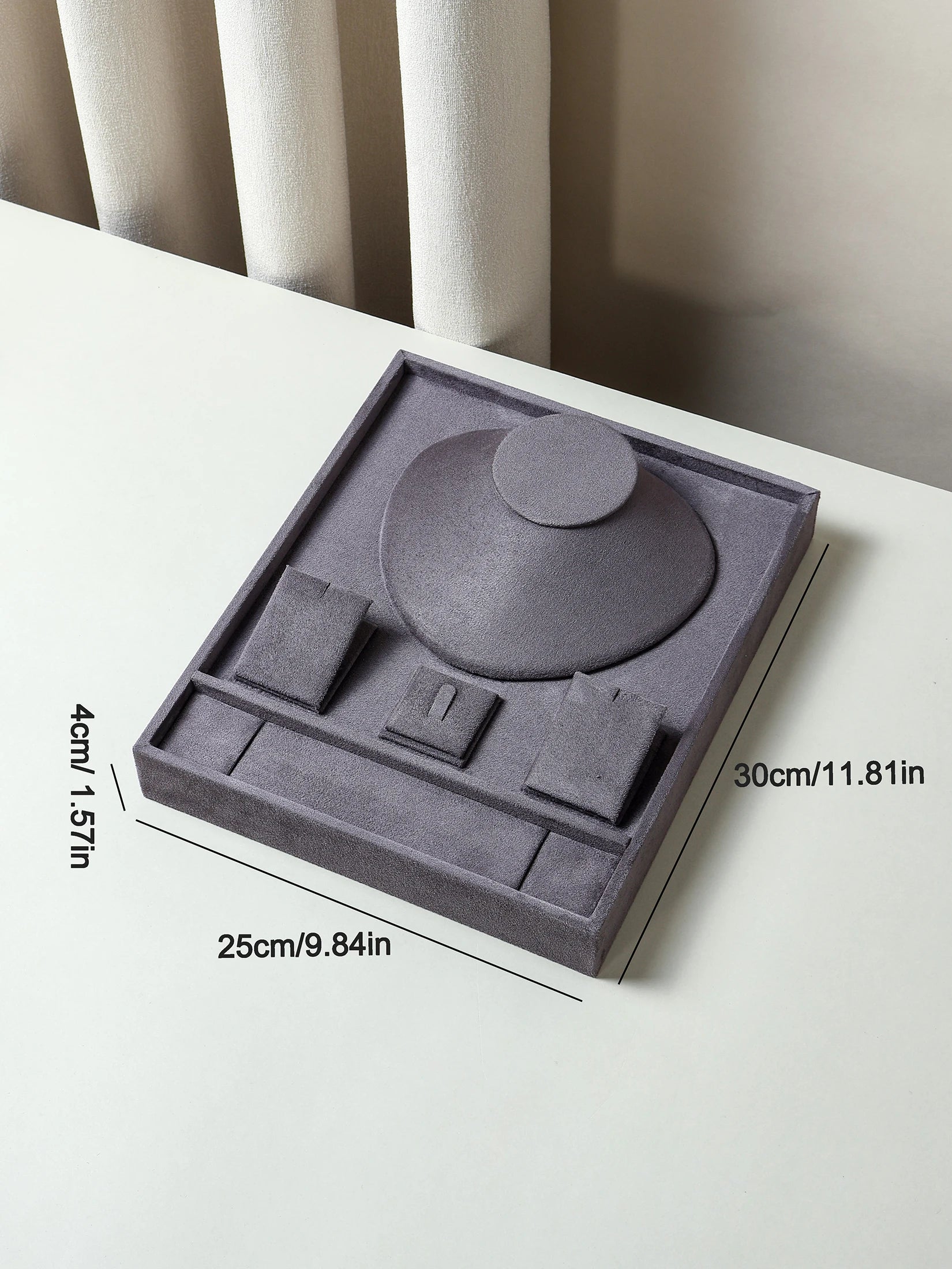 A high-end texture jewelry tray with partitioned storage for jewelry necklaces, earrings, and exquisite display in a home jewelr