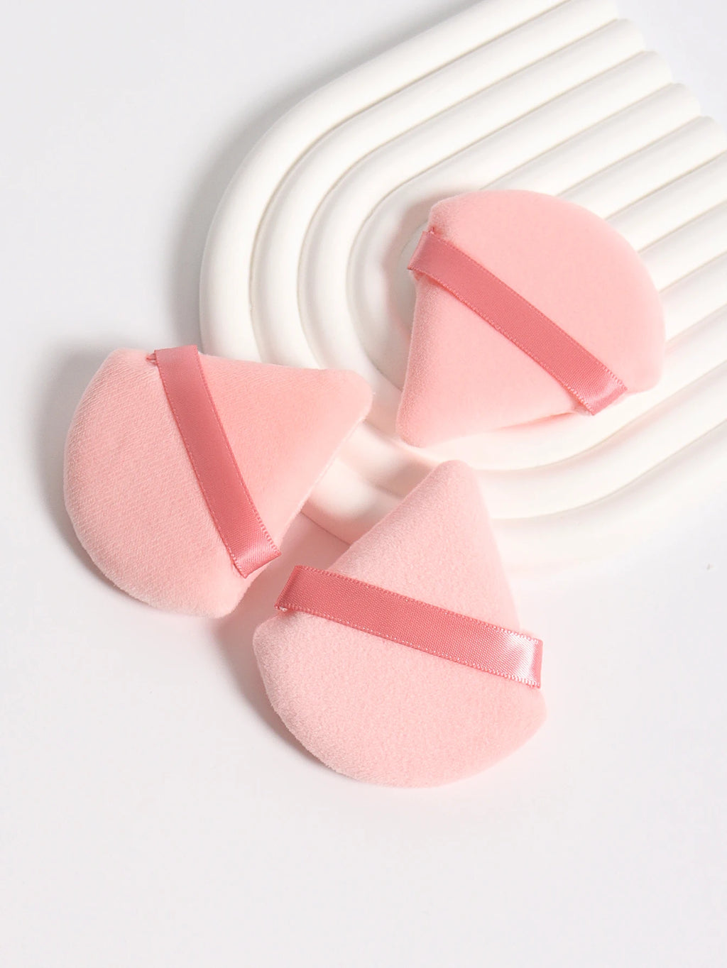 Triangular Powder Puff 20-40Pcs Is Used to Apply Loose Powder and Gently Press It onto the Face to Achieve a Setting Effect