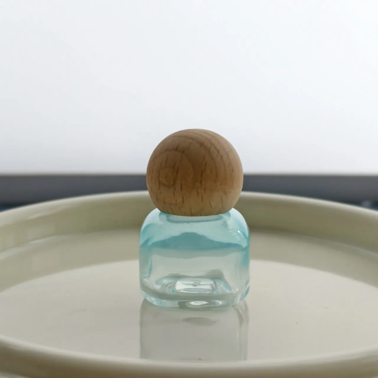 Essential Oil Glass Bottle Reusable Refillable Liquid Container Travel Size Roller Bottle Colorful Perfume Roller Ball Bottle