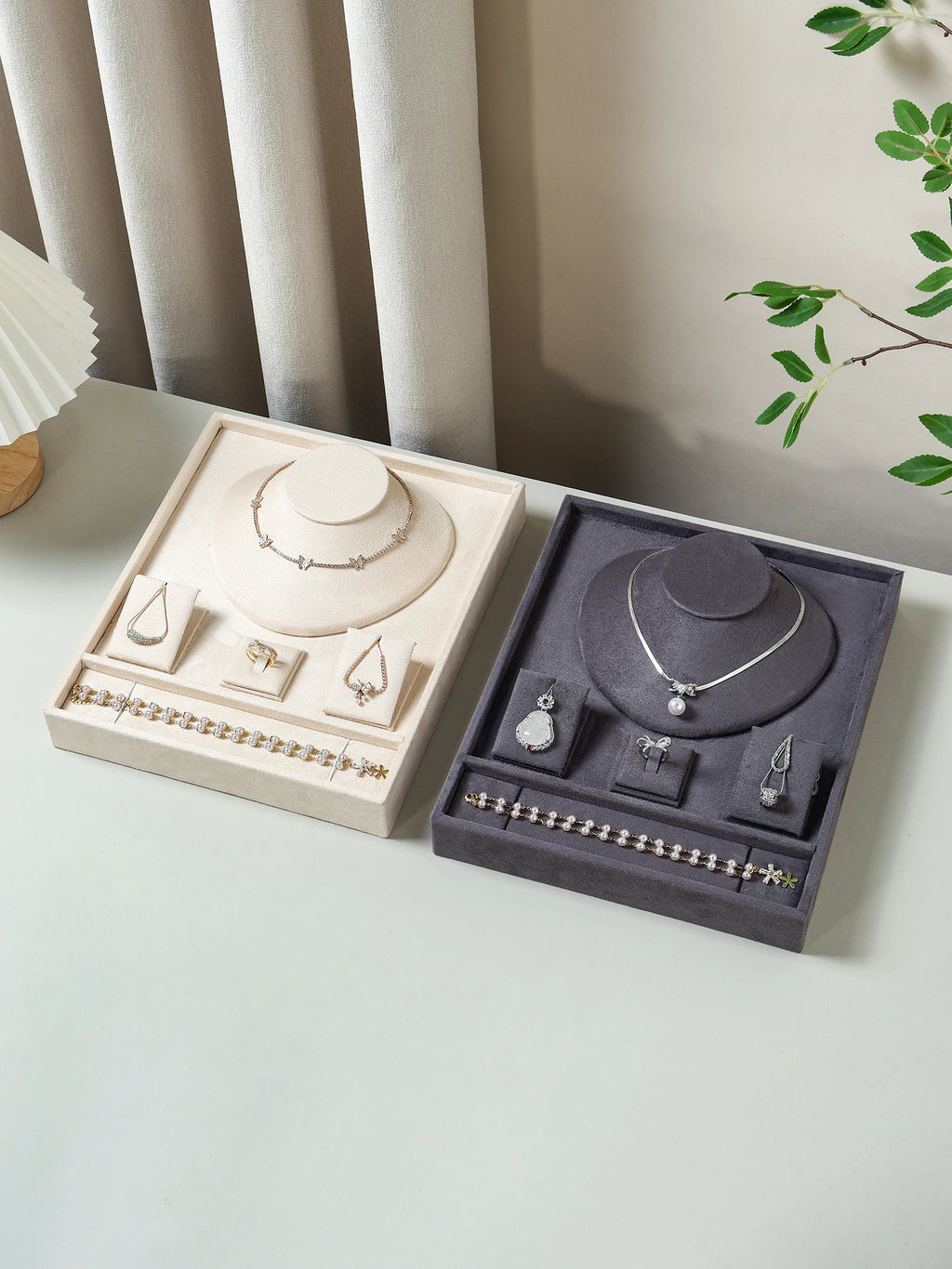 A high-end texture jewelry tray with partitioned storage for jewelry necklaces, earrings, and exquisite display in a home jewelr