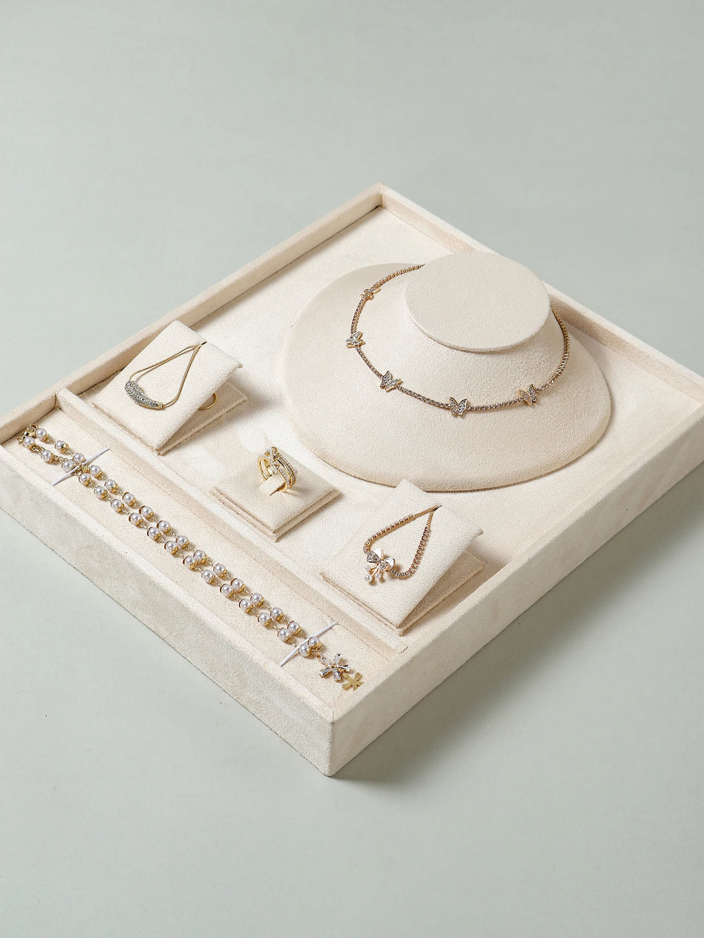 A high-end texture jewelry tray with partitioned storage for jewelry necklaces, earrings, and exquisite display in a home jewelr