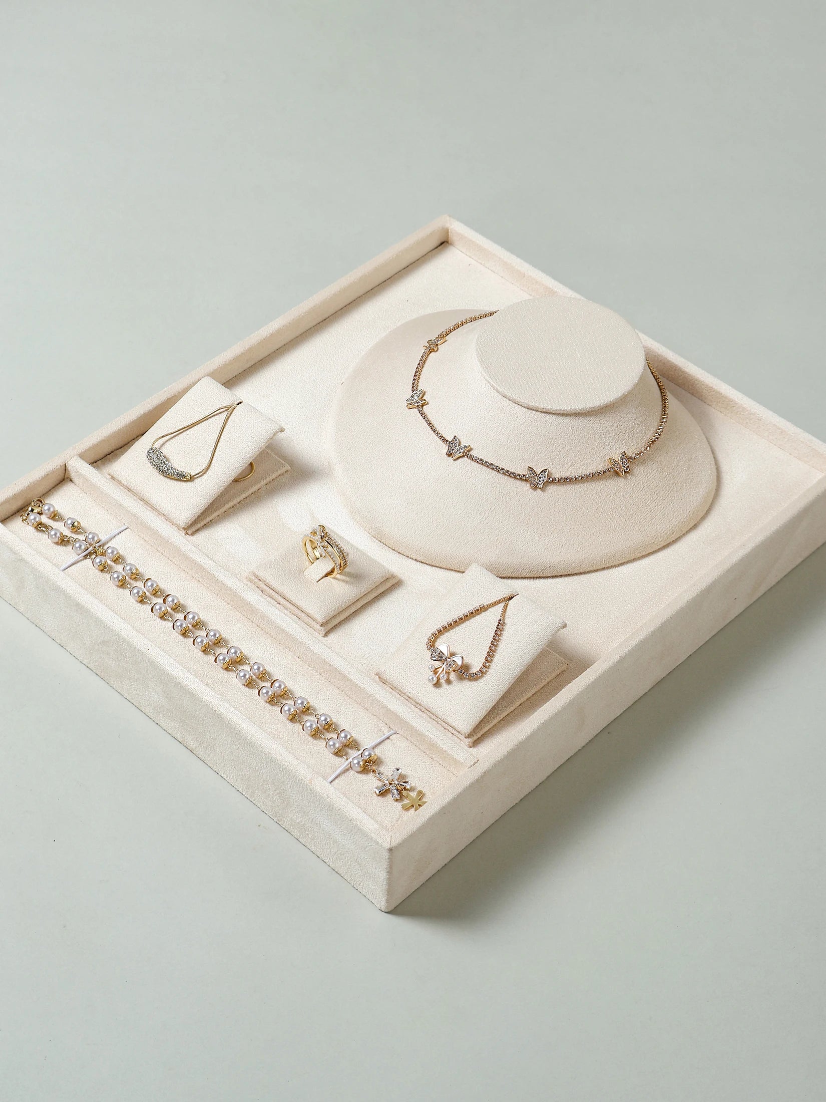 A high-end texture jewelry tray with partitioned storage for jewelry necklaces, earrings, and exquisite display in a home jewelr