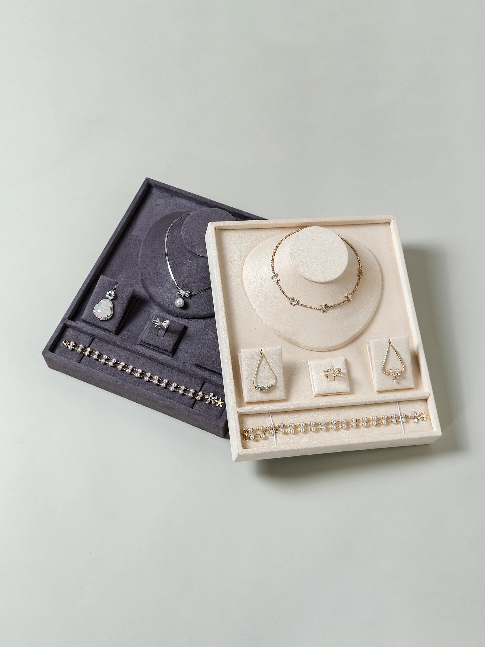 A high-end texture jewelry tray with partitioned storage for jewelry necklaces, earrings, and exquisite display in a home jewelr