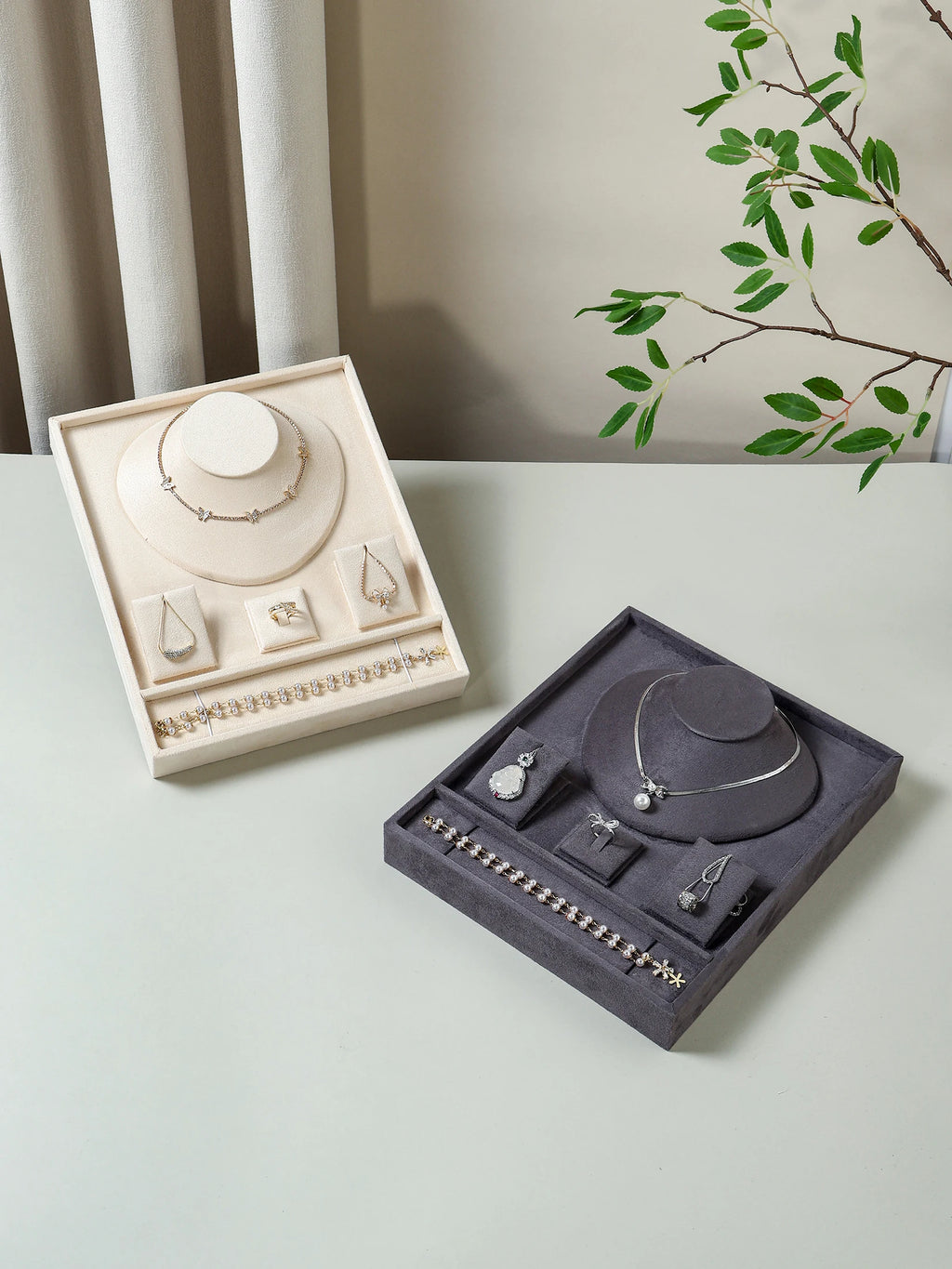 A high-end texture jewelry tray with partitioned storage for jewelry necklaces, earrings, and exquisite display in a home jewelr